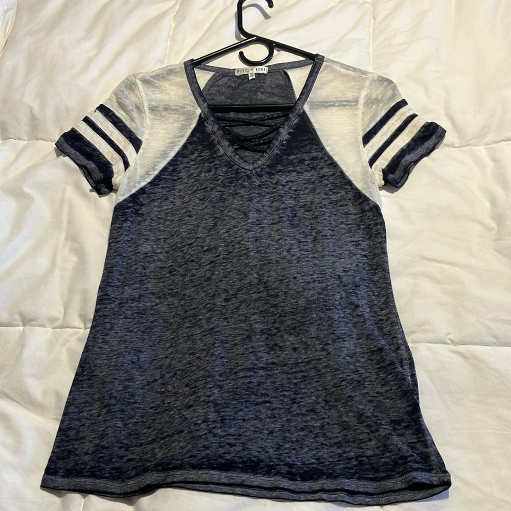 V neck shirt from Buckle